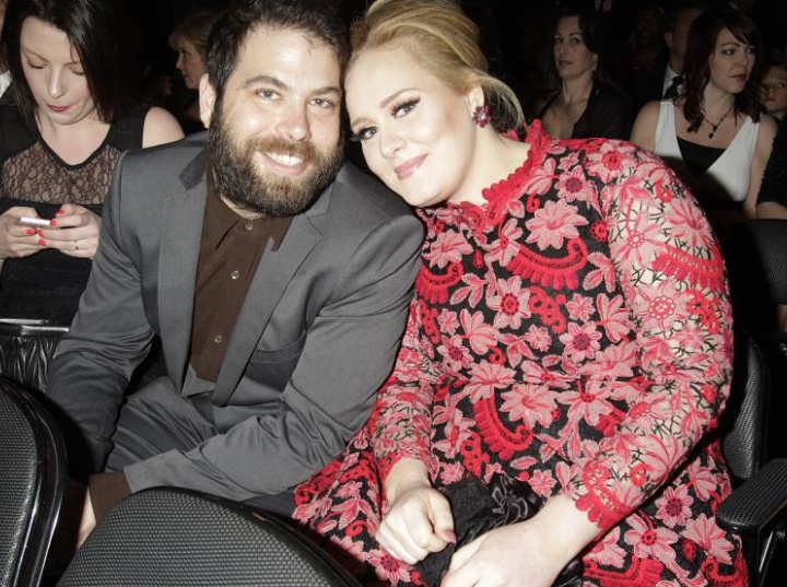 Adele confirma que está casada en pleno concierto
