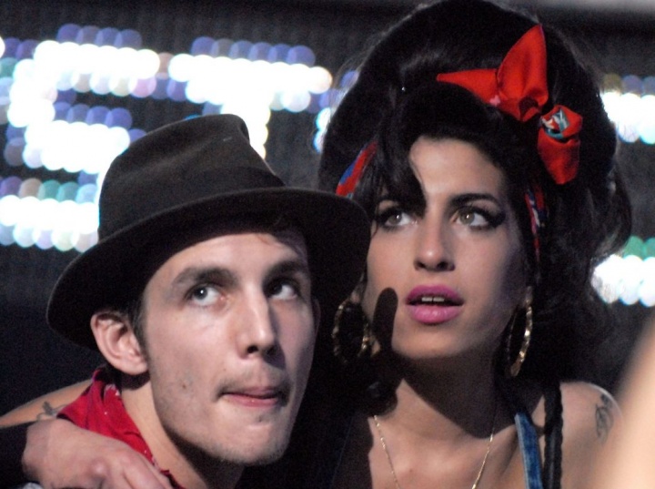El ex esposo de Amy Winehouse vs. los padres y amigos de Amy/Foto:Getty
