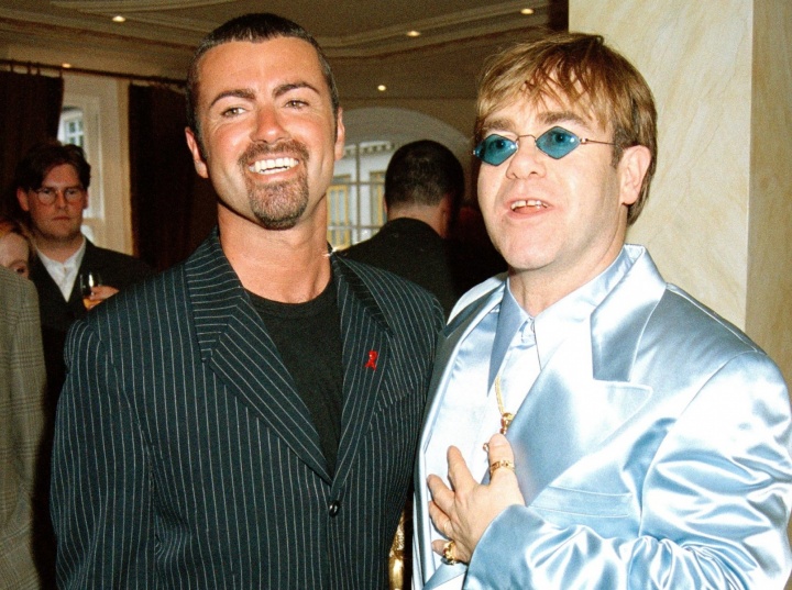 Elton John le rinde emotivo homenaje a George Michael en Las Vegas
