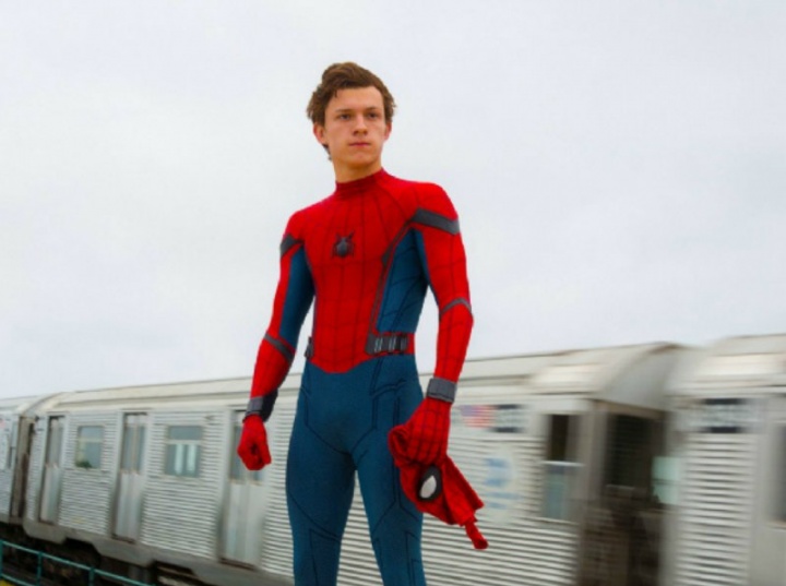 ¡Paren todo! Tom Holland aparece por fin con el nuevo traje de Spider-Man